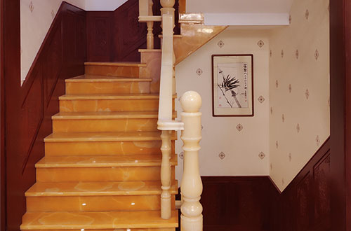拉萨中式别墅室内汉白玉石楼梯的定制安装装饰效果